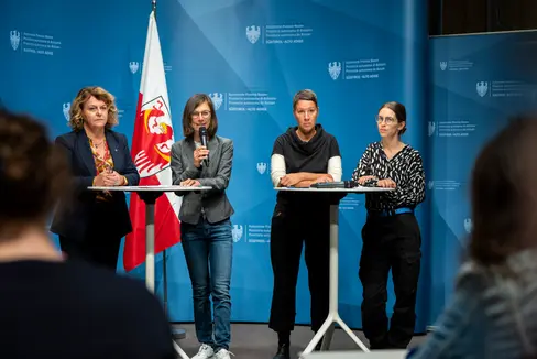 Julia Ganterer, Gundula Ludwig und Laura Volgger (im Bild von links mit Landesrätin Rosmarie Pamer, Erste von links), Forscherinnen der Forschungsplattform Center Interdisziplinäre Geschlechterforschung der Universität Innsbruck arbeiten derzeit an einer Studie zur sexualisierten Gewalt in Südtirol. (Foto: LPA/Fabio Brucculeri)