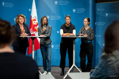 Julia Ganterer, Gundula Ludwig und Laura Volgger (im Bild von links mit Landesrätin Rosmarie Pamer, Erste von links), Forscherinnen der Forschungsplattform Center Interdisziplinäre Geschlechterforschung der Universität Innsbruck arbeiten derzeit an einer Studie zur sexualisierten Gewalt in Südtirol. (Foto: LPA/Fabio Brucculeri)