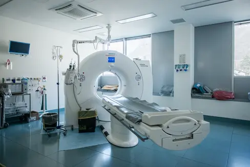 Due tomografi computerizzati, un tomografo a risonanza magnetica, nove sistemi radiologici fissi, nove mammografi, un tomografo a emissione di positroni e un ecografo sono stati acquistati per gli Ospedali altoatesini con i fondi del PNRR. (Foto: USP/Claudia Corrent)