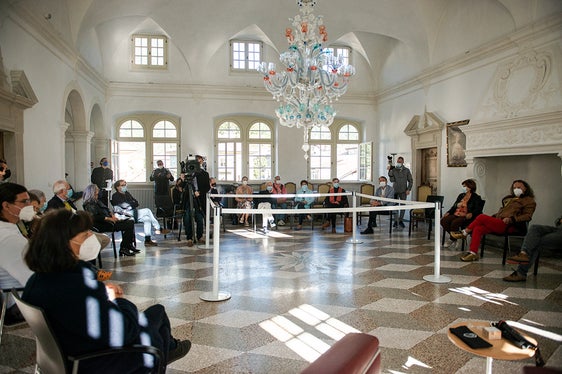 L’artista Manfred Alois Mayr ha spiegato l’oggetto luminoso “WaltRose”, da lui ricreato unendo vecchio e nuovo, secondo lo spirito della tutela beni culturali. (Foto: ASP/Claudia Corrent)