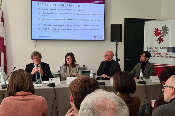Le fasi di transizione che i giovani attraversano e il sostegno ottimale sono stati i temi dei Martedì dell'Euregio di oggi a Trento. Nella foto (da sinistra) Raffaella Di Iorio, Franco Fraccaroli, Stefania Terlizzi e Francesco Pisanu. (Foto: Euregio)