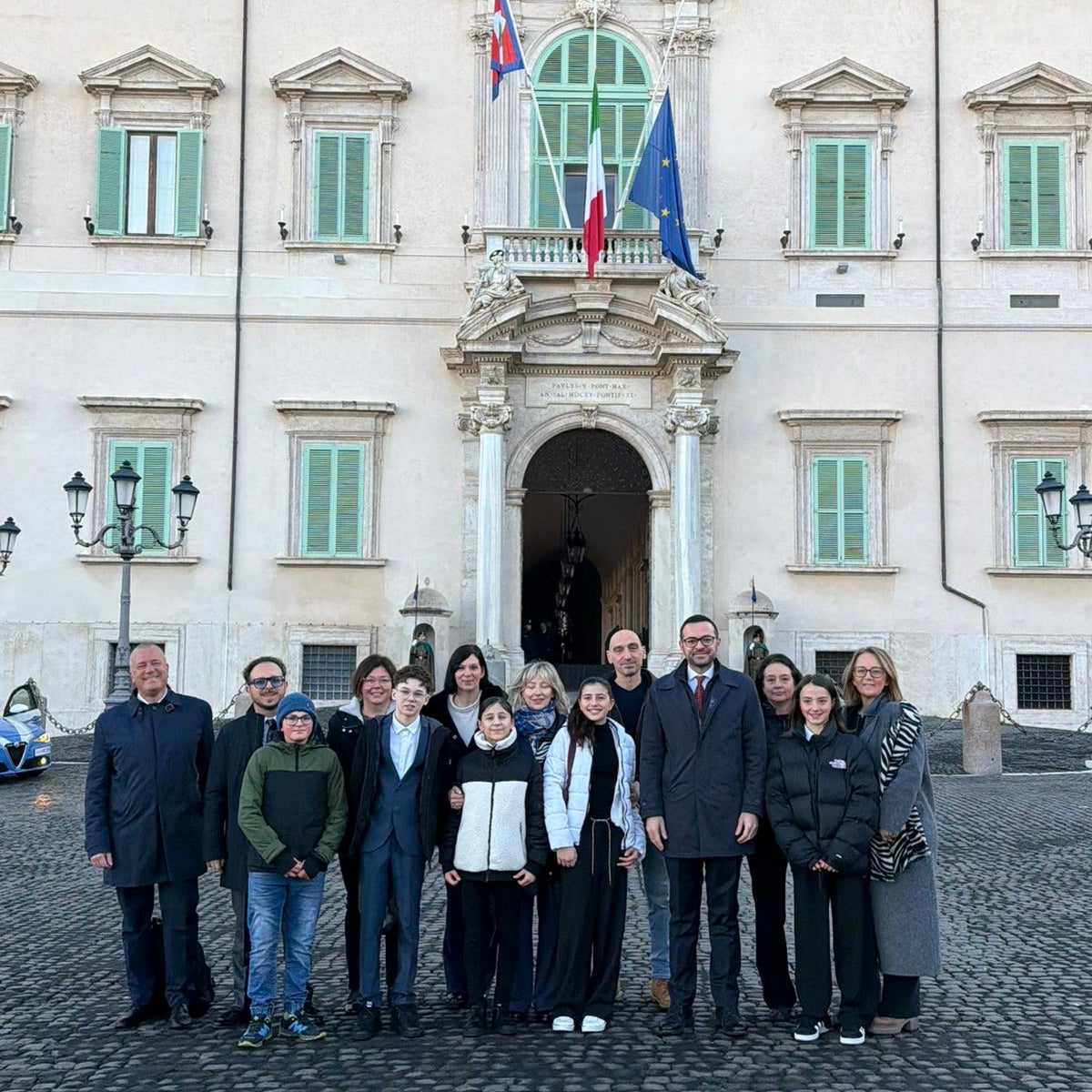 Da sinistra l'onorevole Alessandro Urzì, il docente Antonio Bova, la direttrice Cristina Luppi e il vicepresidente Galateo con gli studenti brissinesi premiati al Quirinale dal Presidente della Repubblica, Sergio Mattarella. (Foto: USP)