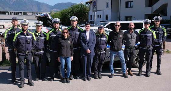 Lunedì l'assessora provinciale alla Sicurezza Ulli Mair ha fatto visita alla polizia locale di Appiano. Nella foto (da sinistra): l'agente di polizia Daniel Karar, l'ispettore capo Stefan Werth, l'ispettore capo Hansjörg Gruber, l'agente di polizia Fabian Ursch, Federica Nicole Ruspini di HS Security, il tenente Egon Parisi, l'assessora provinciale Ulli Mair, l'assistente capo della polizia Elena Dalnodar, Alessio Scanu di HS Secuity, l'ispettore Marco Villaggi della polizia locale di Valenure e Valchiero (PC), l'agente di polizia Mirko Gazzetta e l'agente capo di polizia Mirko Tamisari. (Foto: USP/Lukas Forer)