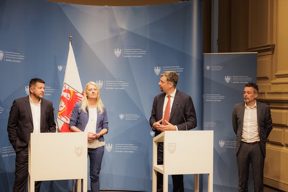 “Le funivie sono mezzi di trasporto ideali per raggiungere il nostro splendido mondo alpino e questa iniziativa si sposa alla perfezione con la nostra mission di supportare la mobilità sostenibile. Di pari passo, offriamo agli utenti locali dei costi molto ridotti”, sottolinea l'assessore provinciale Daniel Alfreider, terzo da sinistra nella foto. (Foto: USP/STA/Ivan Brentegani)