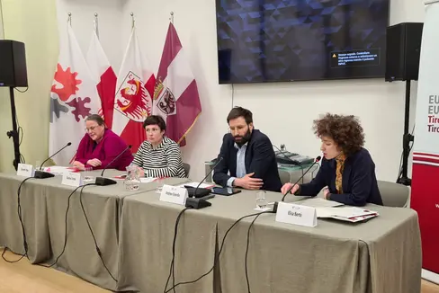 Um die demokratische Teilhabe und die partizipative Demokratie ging es beim gestrigen Euregio-Dienstag in der Casa Moggioli in Trient, v.l. Elisabeth Alber, Martina Trettel, Andreas Eisendle und Elisa Bertò (Foto: Presseamt Trentino)