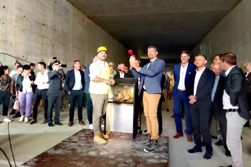 L'assessore provinciale alla Mobilità Alfreider dà il segnale di partenza per la demolizione dell'ultima porzione di galleria della circonvallazione di Varna, a 150 metri sotto il Rio Scaleres (Foto: LPA/Angelika Schrott)