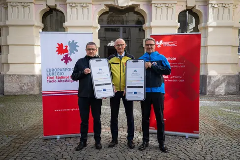 Presentato il nouvo sistema Pro.Valanghe.Report: da sinistra, il presidente della Provincia autonoma di Trento Maurizio Fugatti, il presidente dell'Euregio e capitano del Tirolo Anton Mattle e il presidente della Provincia autonoma di Bolzano Arno Kompatscher. (Foto: Land Tirolo/Neuner)