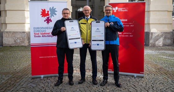 Presentato il nouvo sistema Pro.Valanghe.Report: da sinistra, il presidente della Provincia autonoma di Trento Maurizio Fugatti, il presidente dell'Euregio e capitano del Tirolo Anton Mattle e il presidente della Provincia autonoma di Bolzano Arno Kompatscher. (Foto: Land Tirolo/Neuner)