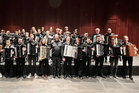 Das Akkordeonorchester 2023 zählt insgesamt 33 Schülerinnen und Schüler aus Süd- und Nordtirol. Geleitet wird es von Harald Pröckl (Bildmitte). (Foto: LPA)