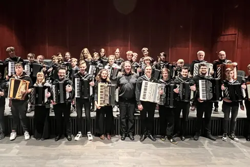 Das Akkordeonorchester 2023 zählt insgesamt 33 Schülerinnen und Schüler aus Süd- und Nordtirol. Geleitet wird es von Harald Pröckl (Bildmitte). (Foto: LPA)