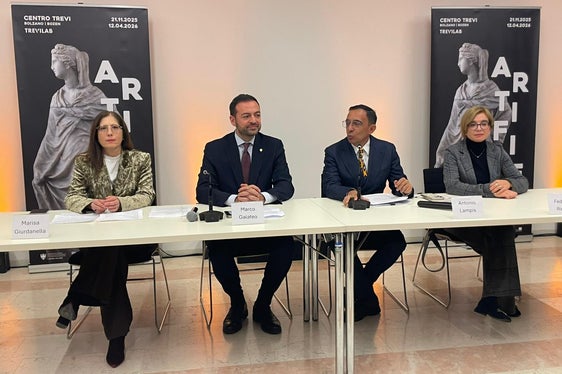 Lobten bei der Eröffnung der Ausstellung die gute Zusammenarbeit zwischen lokalen und staatlichen Akteuren: (v.l.) Marisa Giurdanella (Direktorin des Amtes für Kultur in der italienischen Kulturabteilung), Landesrat Marco Galateo, Ressort- und Abteilungsdirektor Antonio Lampis und die Direktorin des Museo Nazionale Romano, Federica Rinaldi. (Foto: LPA)