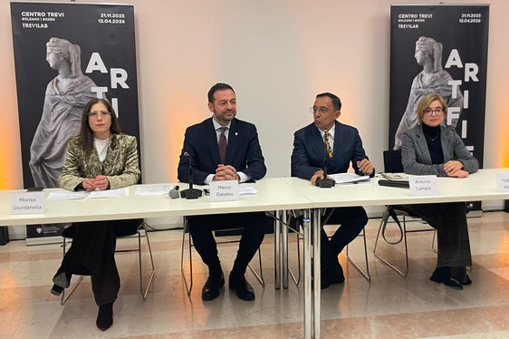 “Artifices: i creatori dell’arte” è il terzo grande appuntamento del ciclo di mostre “Storie dell’arte con i grandi musei” avviato nel 2023 dall’Assessorato alla Cultura italiana della Provincia autonoma di Bolzano Nella foto (da sinistra) Marisa Giurdanella, direttrice dell'Ufficio Cultura italiana, il vicepresidente Marco Galateo, il direttore di Dipartimento Antonio Lampis e Federica Rinaldi, direttrice del Museo Nazionale Romano. (Foto: USP)