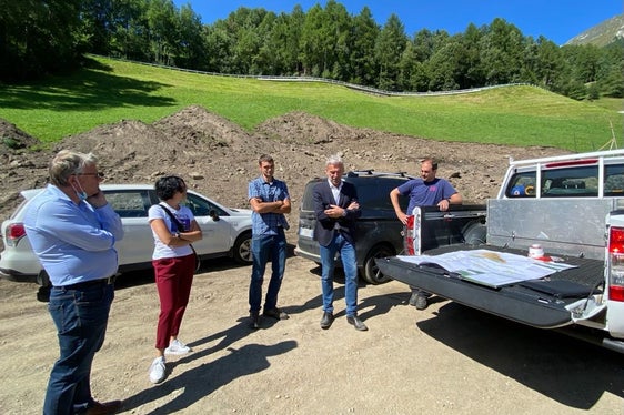 Lokalaugenschein mit (v.l.) Bürgermeister Georg Altstätter, Gemeindereferentin Heidi Gamper, Andreas Eberhöfer, LR Schuler, Vizebürgermeister Roland Schwienbacher (Foto: LPA/Noemi Prinoth)