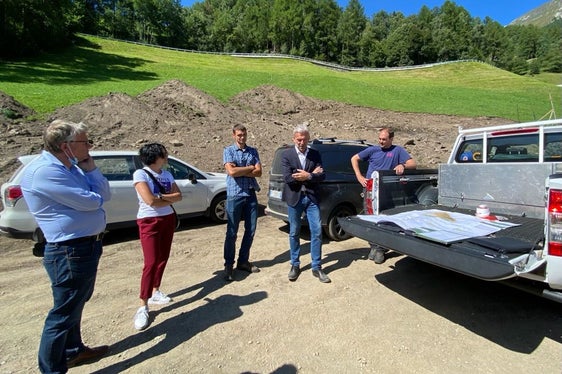 Lokalaugenschein mit (v.l.) Bürgermeister Georg Altstätter, Gemeindereferentin Heidi Gamper, Andreas Eberhöfer, LR Schuler, Vizebürgermeister Roland Schwienbacher (Foto: LPA/Noemi Prinoth)