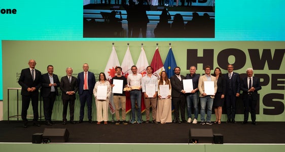 Vincitori del Premio Innovazione dell'Euregio: (da sinistra) il presidente Anton Mattle (Tirolo), il presidente della giuria Marcus Hofer, Michl Ebner (Camera di commercio di Bolzano), Andrea De Zordo (Camera di commercio di Trento), Stefania Malfatti (Behavix srl Società Benefit), Philipp Tschaikner (KinCon biolabs GmbH), Antonio Maria Vizioli ed Elia Fregonese (Fraido SRL), Beatrice Iaia (BIOTITAN SRL), Andreas Hanschek e Michael Eckle (Vahle Automation), Yannick Back (Terra Atmos), Barbara Thaler (Camera di commercio del Tirolo), il presidente Arno Kompatscher (Alto Adige) e il presidente del Consiglio provinciale Claudio Soini (Trentino). (Foto: Land Tirol/Sedlak)