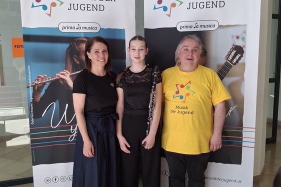Linda Demattio (Mitte) von der Musikschule Unterland mit ihrer Klarinette und ihrer Lehrerin Uta Praxmarer (links) und Klavierbegleiter Andreas Benedikter. (Foto: LPA/privat)