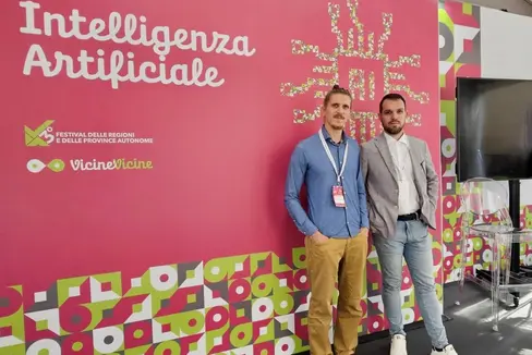 Thomas Quetri (links) und Luca Bellettati stellten in Bari den Einsatz von KI in der öffentlichen Verwaltung vor. (Foto: LPA/Renate Mayr)