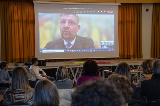 L Assessëur Daniel Alfreider à rengrazià duc chëi che à judà pea ala realisazion dla publicazion, che ie de gran valuta per la scola y cultura ladina. (Foto: USP)