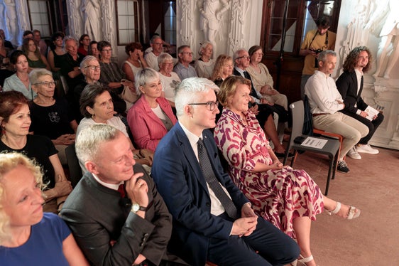 Kultur in historischen Gemäuern: Der Rittersaal in der Trostburg war bei der Euregio-Soirée bis auf den letzten Platz besetzt. (Foto: LPA/Tiberio Sorvillo)