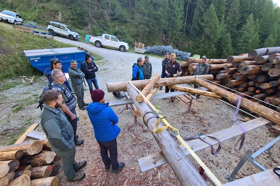 Hier werden die Holzrechen gefertigt und anschließend zur Verbauung ins Gelände geflogen. (Foto: LPA/Forstinspektorat Meran)