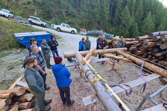 Hier werden die Holzrechen gefertigt und anschließend zur Verbauung ins Gelände geflogen. (Foto: LPA/Forstinspektorat Meran)