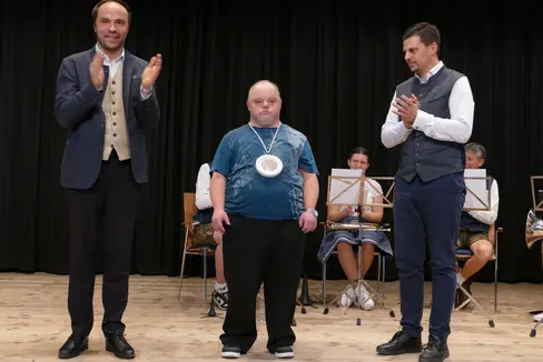 Elmar Rufinatscha ist der erste Preisträger des neu geschaffenen Georg Paulmichl Preises, der Kunstschaffenden mit Behinderungen mehr Sichtbarkeit verleihen soll. Der Preis wurde von Landesrat Achammer und dem Bürgermeister der Gemeinde Prad am Stilfserjoch, Rafael Alber, übergeben. (Foto: Sepp Laner)