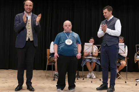 Elmar Rufinatscha ist der erste Preisträger des neu geschaffenen Georg Paulmichl Preises, der Kunstschaffenden mit Behinderungen mehr Sichtbarkeit verleihen soll. Der Preis wurde von Landesrat Achammer und dem Bürgermeister der Gemeinde Prad am Stilfserjoch, Rafael Alber, übergeben. (Foto: Sepp Laner)