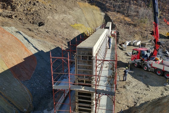 Im Rückhaltebecken im Tartscherbach wird eine Stahlbetonsperre mit einer Höhe von fünf Metern an der Abflusssektion und maximal 6,5 Metern bei den Sperrenflügeln errichtet.(Foto: LPA/Landesamt für Wildbach- und Lawinenverbauung West)
