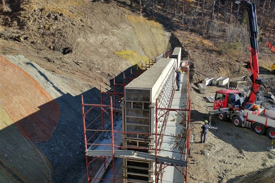 Im Rückhaltebecken im Tartscherbach wird eine Stahlbetonsperre mit einer Höhe von fünf Metern an der Abflusssektion und maximal 6,5 Metern bei den Sperrenflügeln errichtet.(Foto: LPA/Landesamt für Wildbach- und Lawinenverbauung West)
