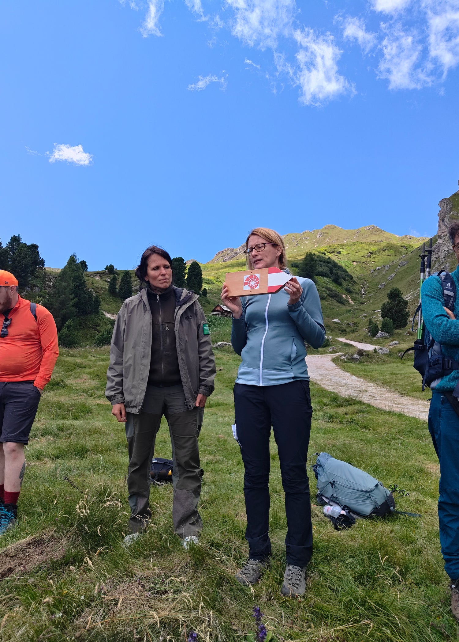 Elisabeth Berger (Koordinatorin Dolomiten UNESCO Welterbe) und Marlene Pfeifer vom Naturparkhaus Puez Geisler gaben Informationen zum Dolomiten-Welterbe. (Foto: LPA/Stiftung Dolomiten UNESCO)