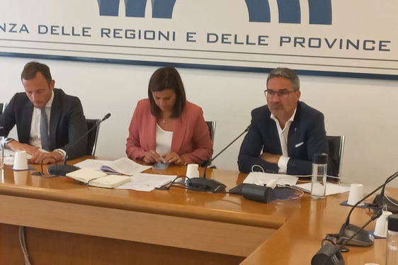 Landeshauptmann Kompatscher (r.) bei seiner Stellungnahme in der Regionenkonferenz - im Bild mit (v.l.) dem Präsidenten der Regionenkonferenz Massimiliano Fedriga und der Generalsekretärin Alessia Grillo (Foto: LPA/Maurizio Di Giangiacomo)