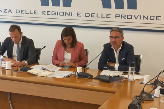 Da destra il presidente della Provincia autonoma di Bolzano Arno Kompatscher, la segretaria generale della Conferenza delle Regioni e delle Province autonome Alessia Grillo e il presidente della Conferenza delle Regioni e delle Province autonome Massimiliano Fedriga. (Foto: ASP/Maurizio Di Giangiacomo)
