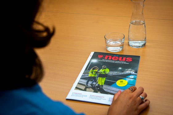 Die neue Landeszeitschrift ist soeben erschienen: nëus erscheint als Wendeheft in deutscher und italienischer Sprache. (Foto: LPA/Fabio Brucculeri)