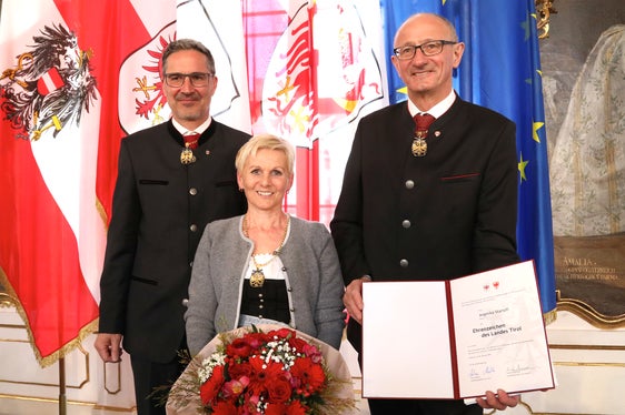 Angelika Stampfl (Mitte) mit Landeshauptleuten Arno Kompatscher (l.) und Anton Mattle (Foto: Land Tirol/Frischauf Bild)