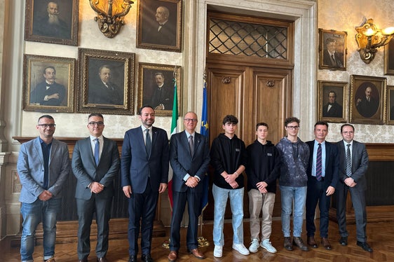 Da sinistra il docente del Galilei Gennaro Iaccarino, l'ispettore scolastico per l'ambito matematico, scientifico e tecnologico Fabio Furciniti, il vicepresidente e assessore provinciale all'Istruzione Marco Galateo, il ministro dell'Istruzione e del Merito Giuseppe Valditara, gli studenti dell’IISS Galilei Michele Magri, Yaroslav Rivny e Leonardo Segala, il sovrintendente Vincenzo Gullotta e il direttore della Ripartizione Tonino Tuttolomondo. (Foto: USP/Direzione Istruzione e Formazione italiana)