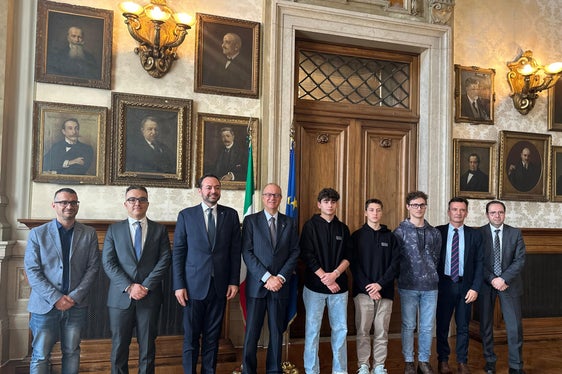 Da sinistra il docente del Galilei Gennaro Iaccarino, l'ispettore scolastico per l'ambito matematico, scientifico e tecnologico Fabio Furciniti, il vicepresidente e assessore provinciale all'Istruzione Marco Galateo, il ministro dell'Istruzione e del Merito Giuseppe Valditara, gli studenti dell’IISS Galilei Michele Magri, Yaroslav Rivny e Leonardo Segala, il sovrintendente Vincenzo Gullotta e il direttore della Ripartizione Tonino Tuttolomondo. (Foto: USP/Direzione Istruzione e Formazione italiana)