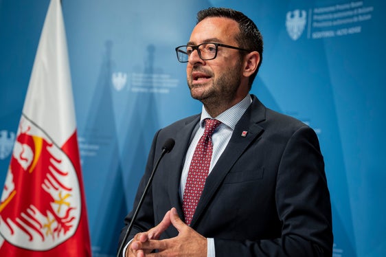 Es handelt sich um eine industriepolitische Entscheidung, die auf Langfristigkeit und die Wettbewerbsfähigkeit unseres Landes ausgerichtet ist, hielt Wirtschaftslandesrat Marco Galateo fest. (Foto: LPA/Fabio Brucculeri)