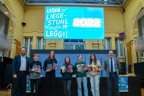Gli assessori all’Istruzione Giuliano Vettorato (nella foto a destra) e Philipp Achammer (nella foto a sinistra) insieme ai vincitori dei lavori selezionati da un’apposita giuria premiati con sei IPad mini. (Foto: ASP/Fabio Brucculeri)