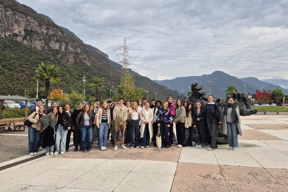 Im Rahmen der Projektwoche Rendezvous mit dem Traumberuf erhielten Oberschülerinnen und Oberschüler Einblicke in verschiedene Berufsfelder und konnten wertvolle Erfahrungen für ihre berufliche Zukunft sammeln. (Foto: LPA/Deutsche Bildungsdirektion/Pädagogische Abteilung/Maria Huber)