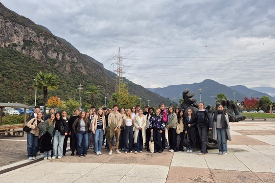 Im Rahmen der Projektwoche Rendezvous mit dem Traumberuf erhielten Oberschülerinnen und Oberschüler Einblicke in verschiedene Berufsfelder und konnten wertvolle Erfahrungen für ihre berufliche Zukunft sammeln. (Foto: LPA/Deutsche Bildungsdirektion/Pädagogische Abteilung/Maria Huber)