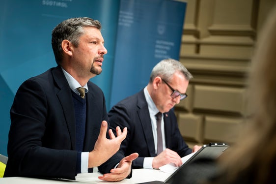 „Südtirols Politik war immer darauf ausgerichtet, den ländlichen Raum lebenswert und erreichbar zu halten – dafür braucht es funktionierende Infrastrukturen, betonte Mobilitäts- und Infrastrukturenlandesrat Daniel Alfreider im Gespräch mit den Medien zu #1 Jahr Landesregierung. (Foto: LPA/Fabio Brucculeri)