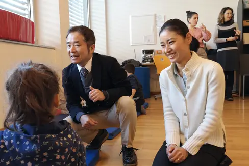 Il professor Koutarou Wakai dell'Università Kasei di Tokyo ha visitato, mercoledì 8 novembre, due istituti scolastici altoatesini per approfondire il tema dell’inclusione e le buone prassi (Foto: ASP/Direzione istruzione e formazione italiana)