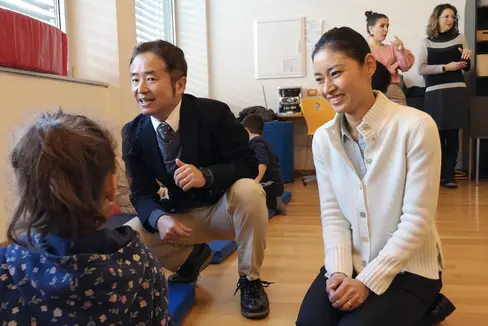 Professor Wakai von der Universität Tokio mit Delegation zu Besuch an einer Schule und einem Kindergarten in Bozen: Ziel war, das Südtiroler Inklusionsmodell kennenzulernen. (Foto: LPA/Italienische Bildungsdirektion)