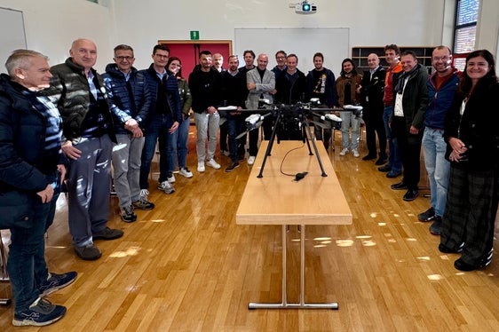 Vertreterinnen und Vertreter der Mobilfunkanbieter, der Länder Südtirol und Trentino, der Brennerautobahn AG, der Planungsbüros sowie der RAS treffen sich zum Austausch über den Ausbau der Mobilfunkabdeckung in Südtirol. (Foto: LPA/RAS)