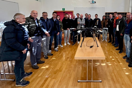 I rappresentanti degli operatori di telefonia mobile, delle Province autonome di Bolzano e Trento, dell'Autostrada del Brennero SpA, degli uffici di progettazione e della RAS si sono incontrati per discutere dell'ampliamento della copertura di rete mobile in Alto Adige. (Foto: RAS)