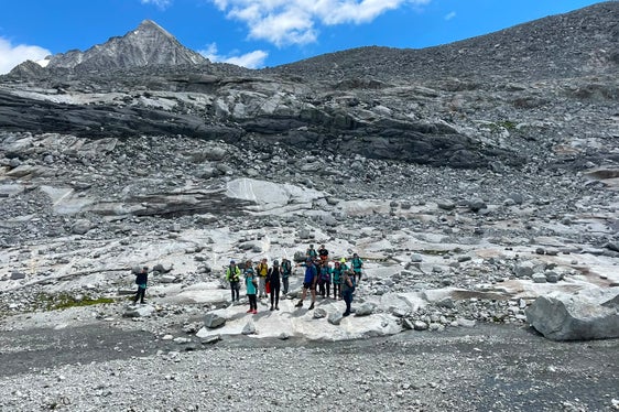 Im Rahmen der Junior-Ranger-Ausbildung erlebten die teilnehmenden Jugendlichen zahlreiche spannende Naturabenteuer - im Bild auf der Suche nach dem ewigen Eis im Naturpark Rieserferner-Ahrn. (Foto: LPA/Landesamt für Natur)