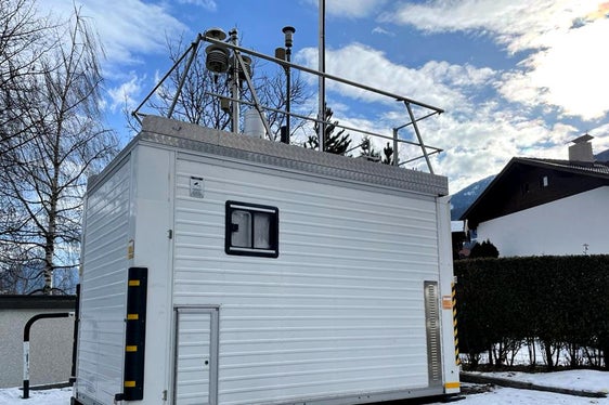 Die neue Luftmessstation in Sterzing, die die Luftqualität im Wipptal überwacht. Die Landesregierung hat das aktualisierte NO2-Programm 2018-2023 genehmigt, das bis 2026 gültig bleiben wird. (Foto: Landesagentur für Umwelt und Klimaschutz)