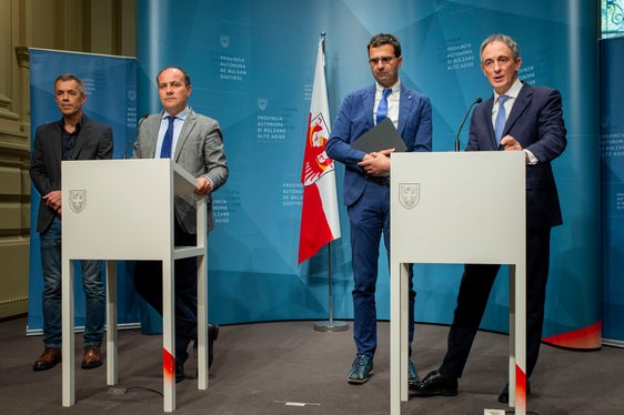 Haben heute das Projekt Bozner Urban Pass Bolzano vorgestellt: (v.l.) der Direktor im Landesamt für Luft und Lärm, Georg Pichler, Umweltlandesrat Giuliano Vettorato, der Präsident der Autobahngesellschaft, Hartmann Reichalter, und der Geschäftsführer der Brennerautobahn, Diego Cattoni. (Foto: LPA/Fabio Brucculeri)