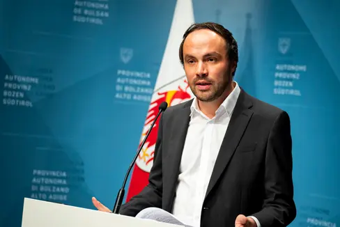 Bildungslandesrat Philipp Achammer erklärt den Hintergrund von Daten eines Wirtschaftsforschungsinstitutes in Mestre, das Südtirol eine hohe Schulabbruchquote attestiert. Tatsächlich waren in die Daten die Lehrlinge einbezogen worden. (Foto: LPA/Fabio Brucculeri)