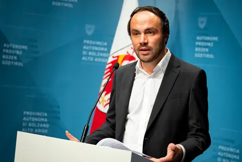 L'assessore all'Istruzione Philipp Achammer spiega i retroscena dei dati di un istituto di ricerca economica di Mestre, che attestano l'alto tasso di abbandono scolastico in Alto Adige. Gli apprendisti sono stati erroneamente inclusi tra coloro che hanno abbandonato la scuola. (Foto: USP/Fabio Brucculeri)